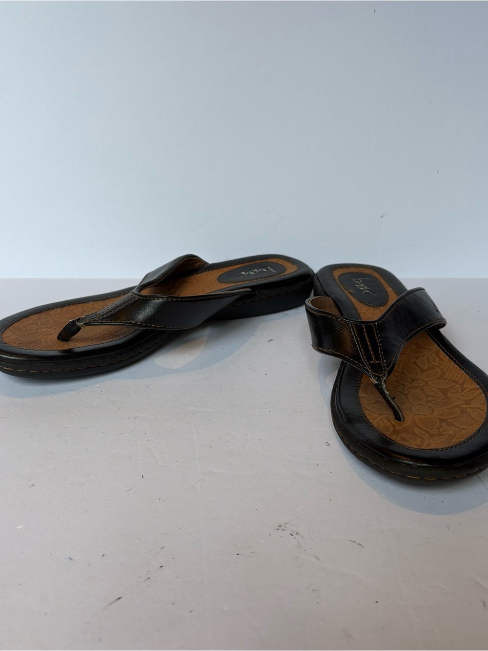 b.o.c. Women's Black Leather Thong Sandals Look New Size 9M